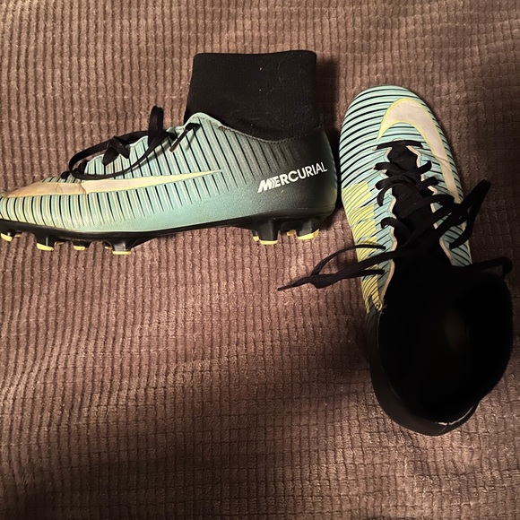 Nike Mercurial Size 6.5, purchased for my daughter and they are too small. - Picture 2 of 2